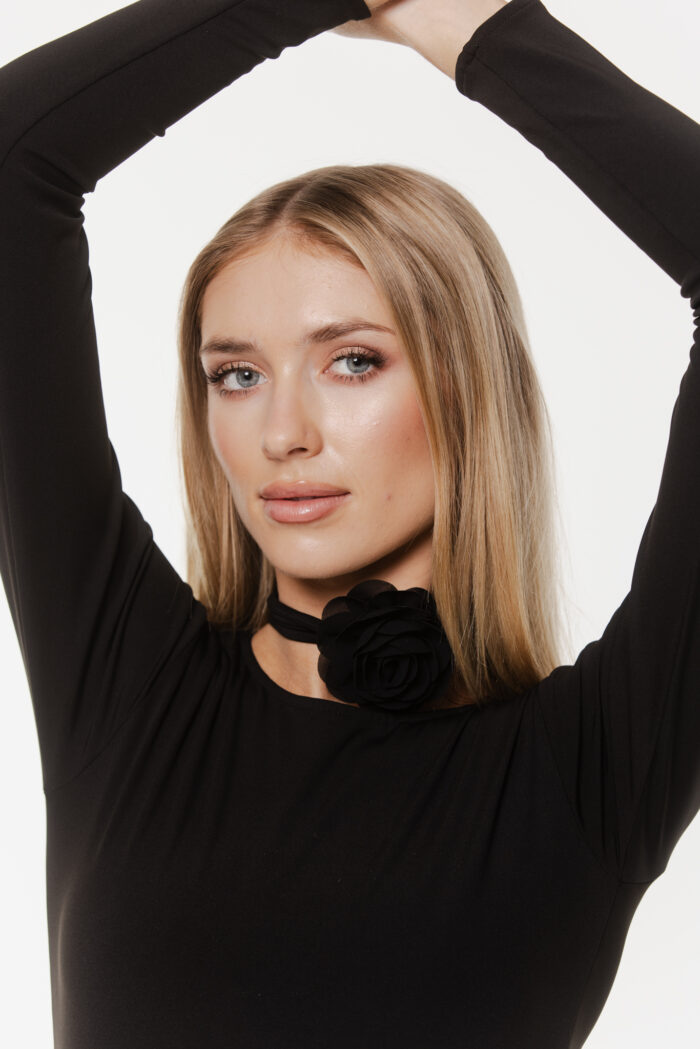 Choker z kwiatem